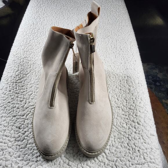 NEW Andre Assous Vernon Bootie suede Leather taupe size 9 - Picture 4 of 9